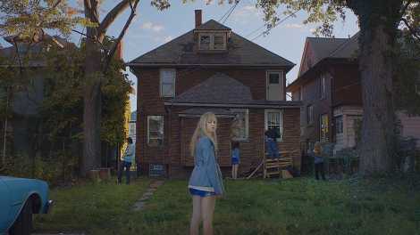 it follows movie maika monroe abandoned house